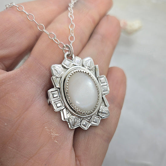 Mother of Pearl Pendant Necklace