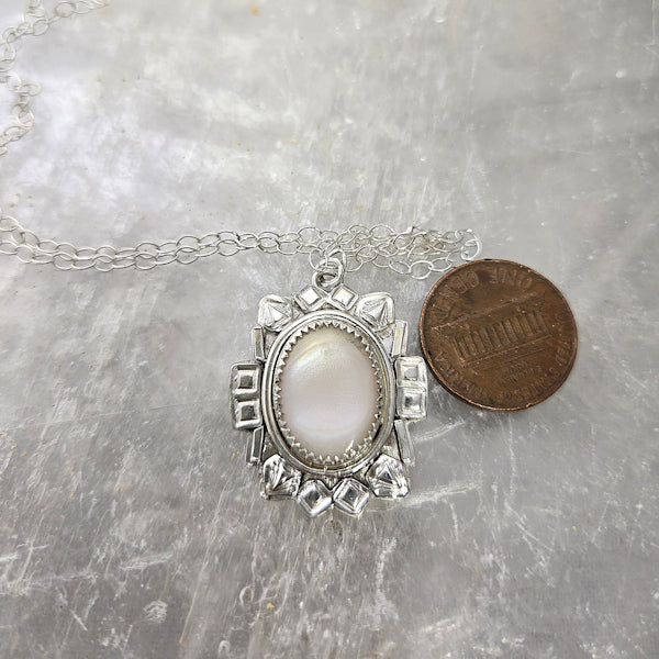 Mother of Pearl Pendant Necklace