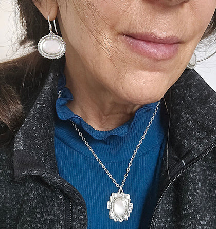 Mother of Pearl Pendant Necklace