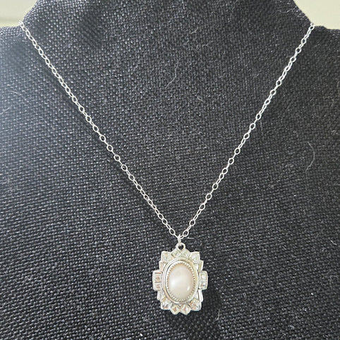 Mother of Pearl Pendant Necklace