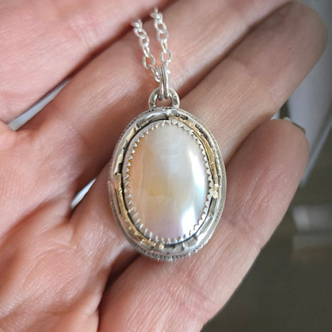 Mother of Pearl Oval Pendant Necklace